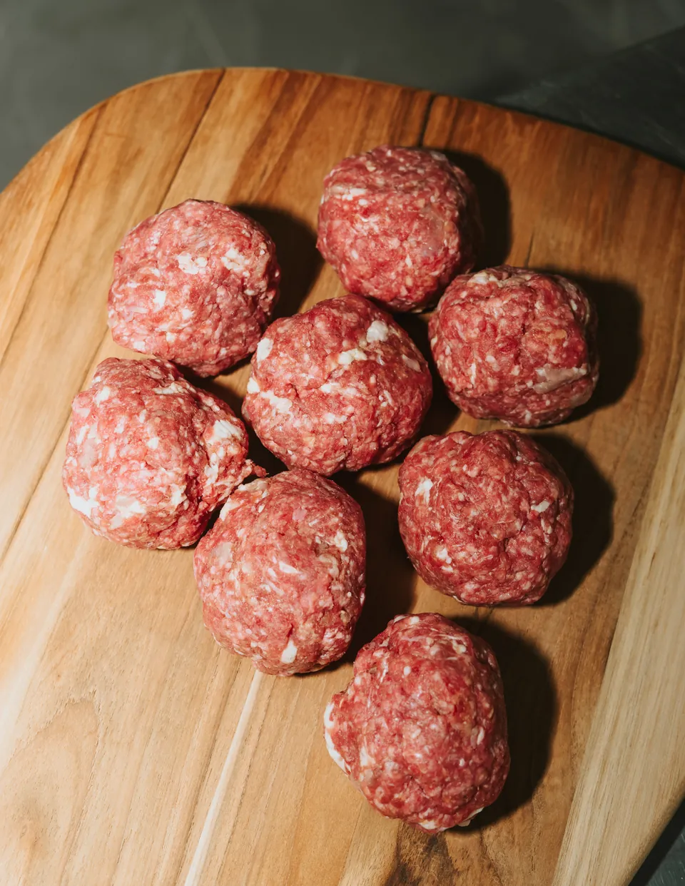 Bolas de carne de res sobre la tabla