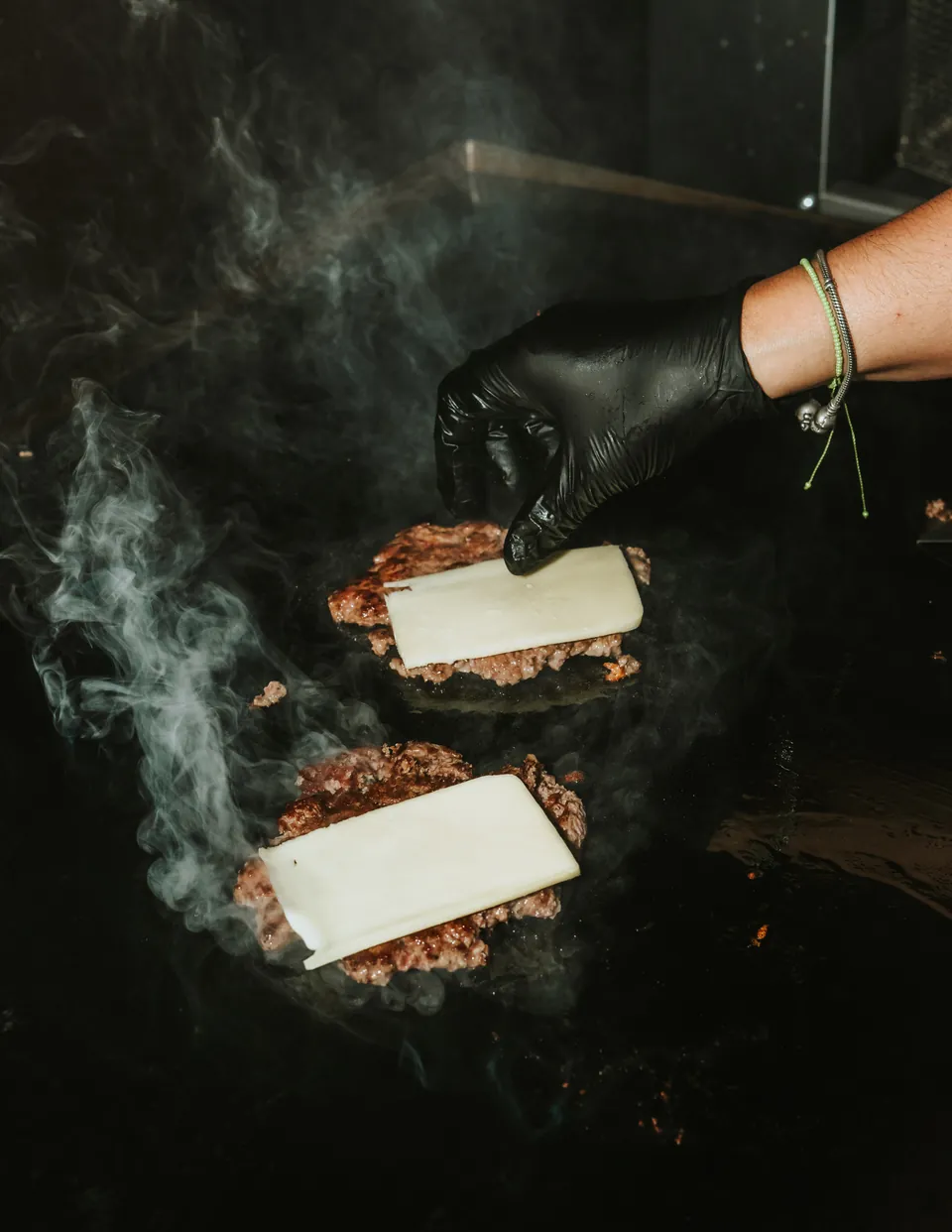 Cheddar sobre la carne, con humo