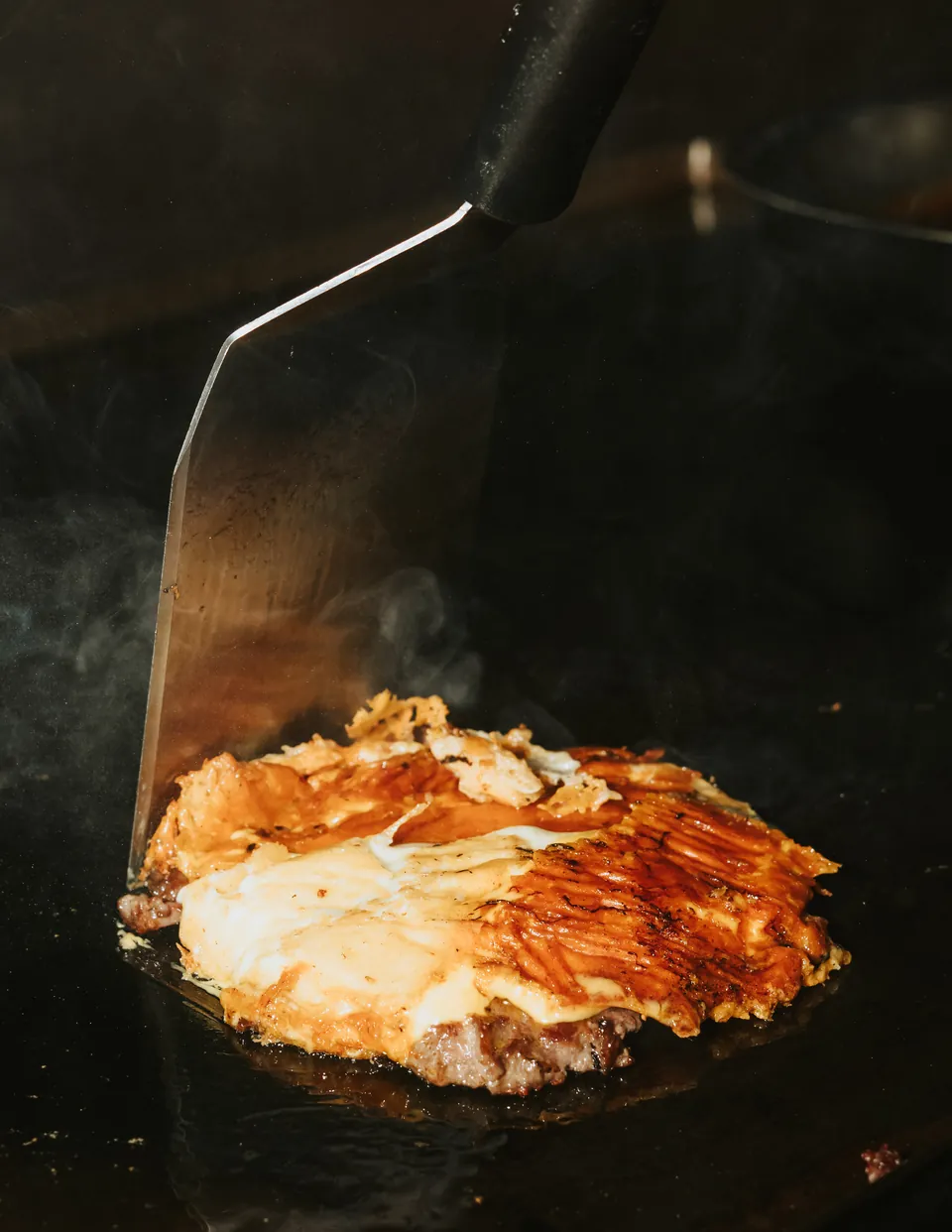 La carne con costra en la plancha