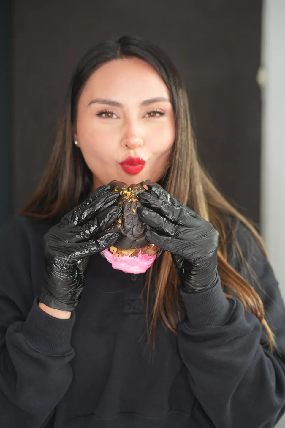Beso a la burger, ojos cerrados
