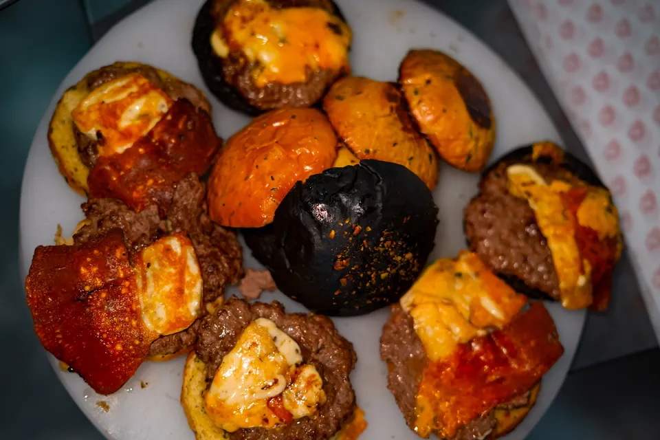 Mesa con burgers recién hechas