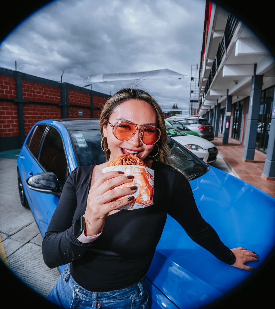 Con la burger junto al coche azul