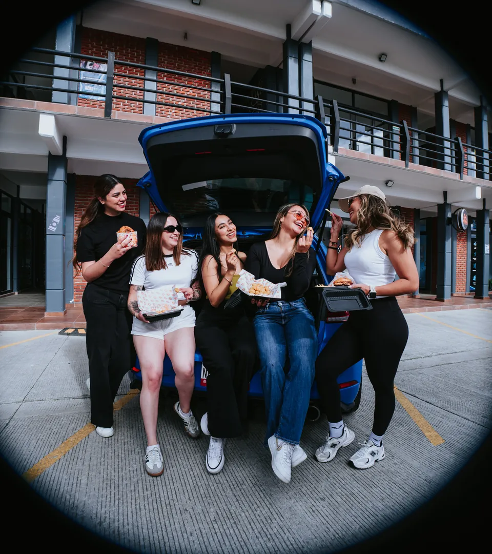 Amigas comiendo Bear&Chimps en la cajuela del coche