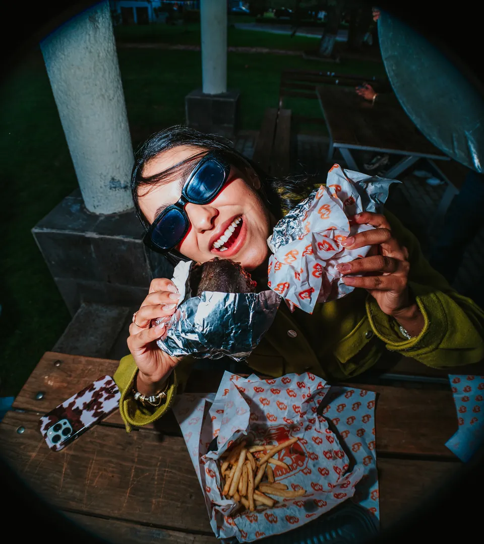 Mordida en el picnic con lentes de sol