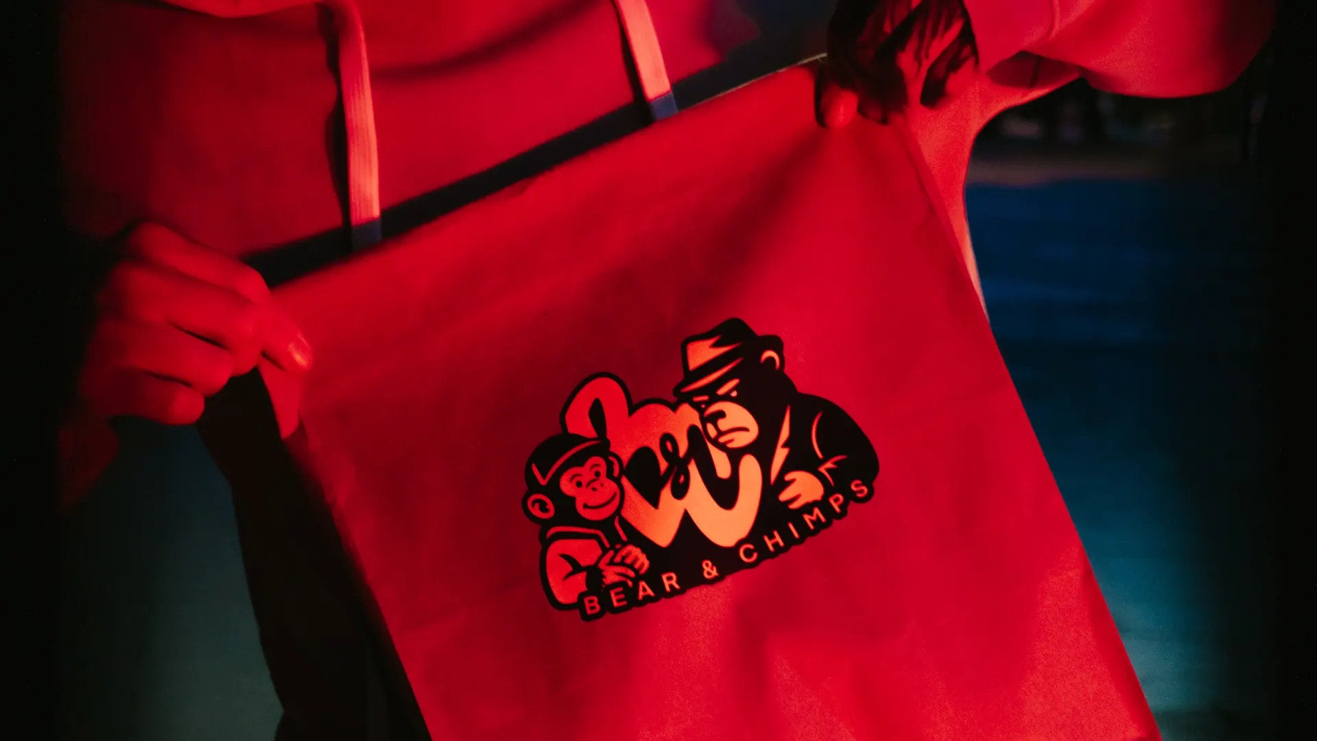 La bolsa de Bear&Chimps bajo la luz roja de la calle