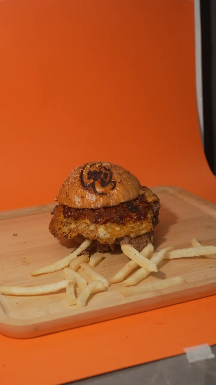 Double Bear con doble carne y doble costra de queso, con papas