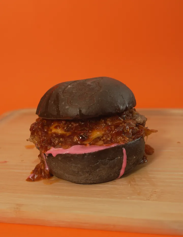 Octobear en pan de carbón con papas