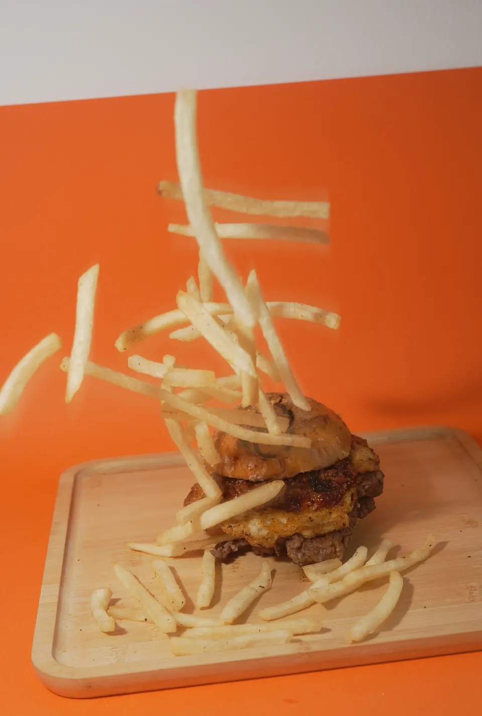 Papas cayendo sobre la burger