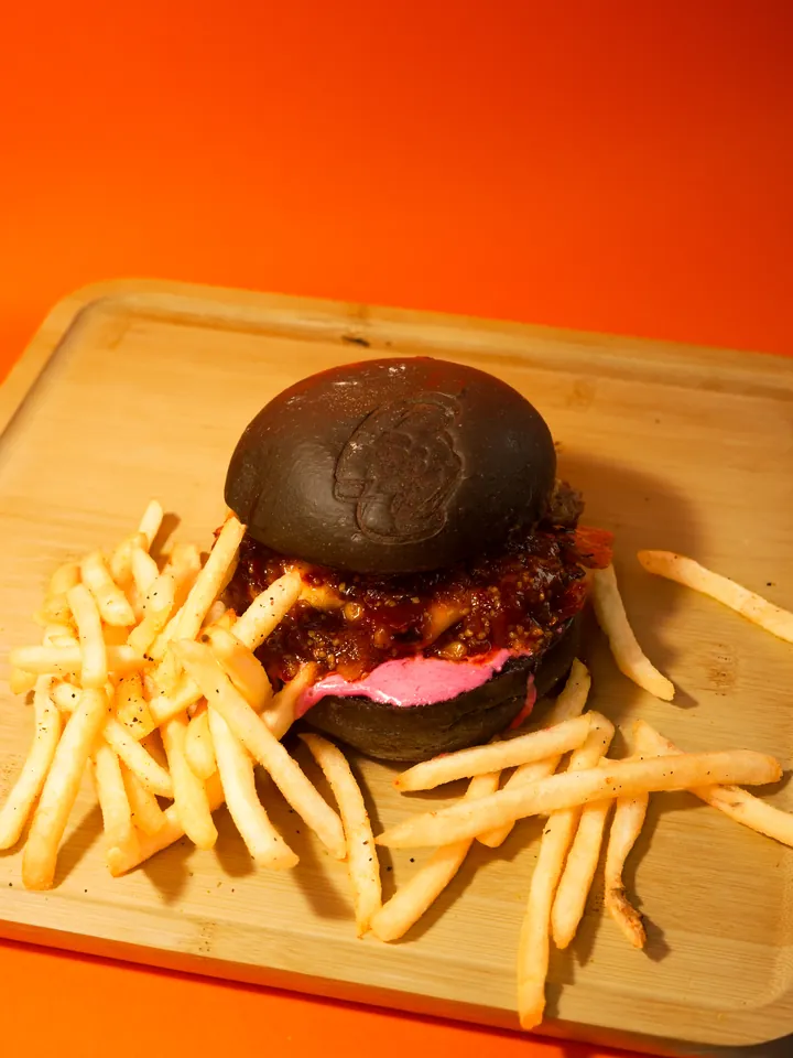 Double Octobear: pan de carbón, mayonesa Midnight Pink y doble carne, con papas