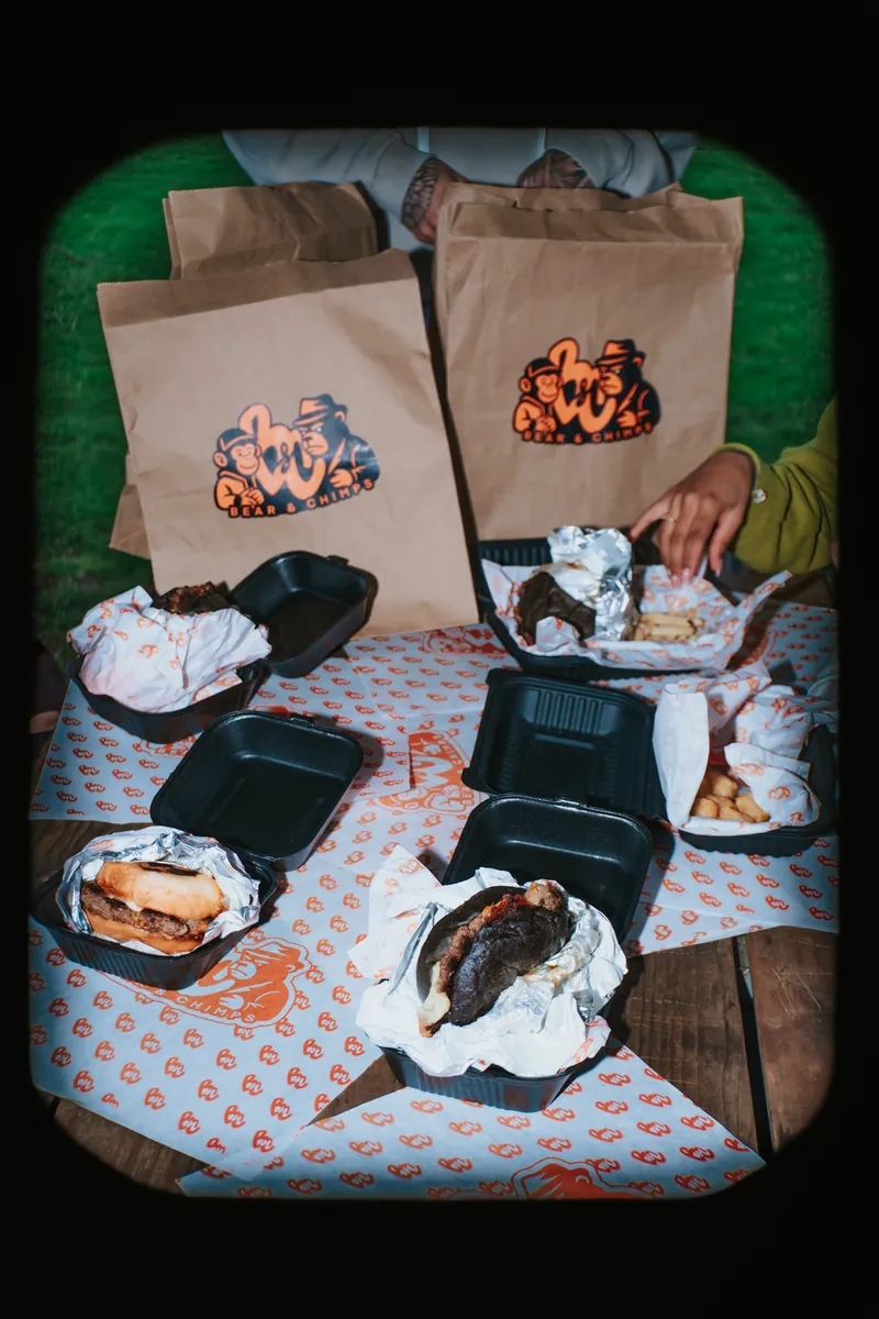 Mesa del picnic con bolsas y papas