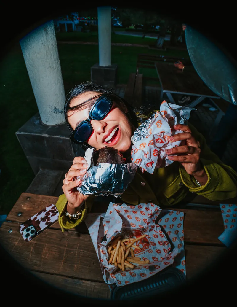 Mordida en el picnic con lentes de sol