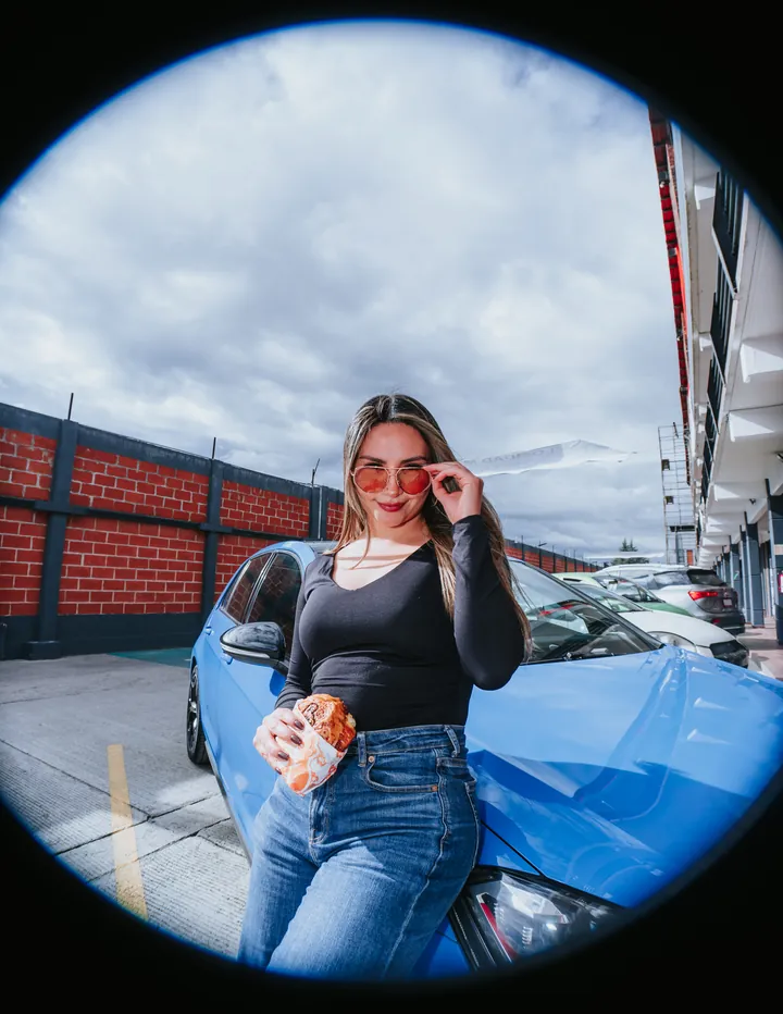 Con su burger en el coche azul