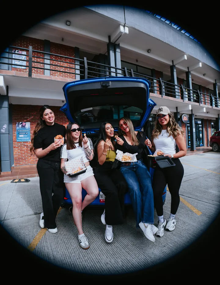 Amigas en la cajuela del coche