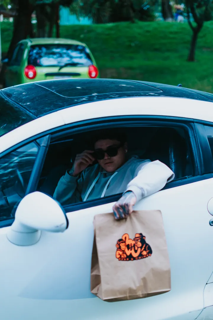 Bolsa de Bear&Chimps desde un coche blanco