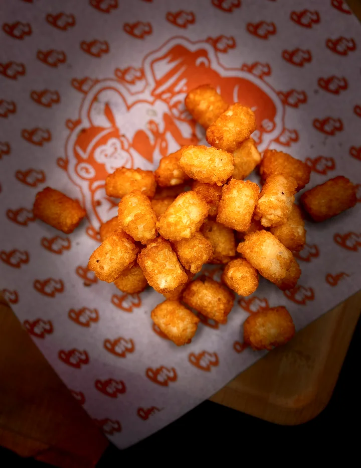Papas Hash crujientes sobre papel de Bear&Chimps