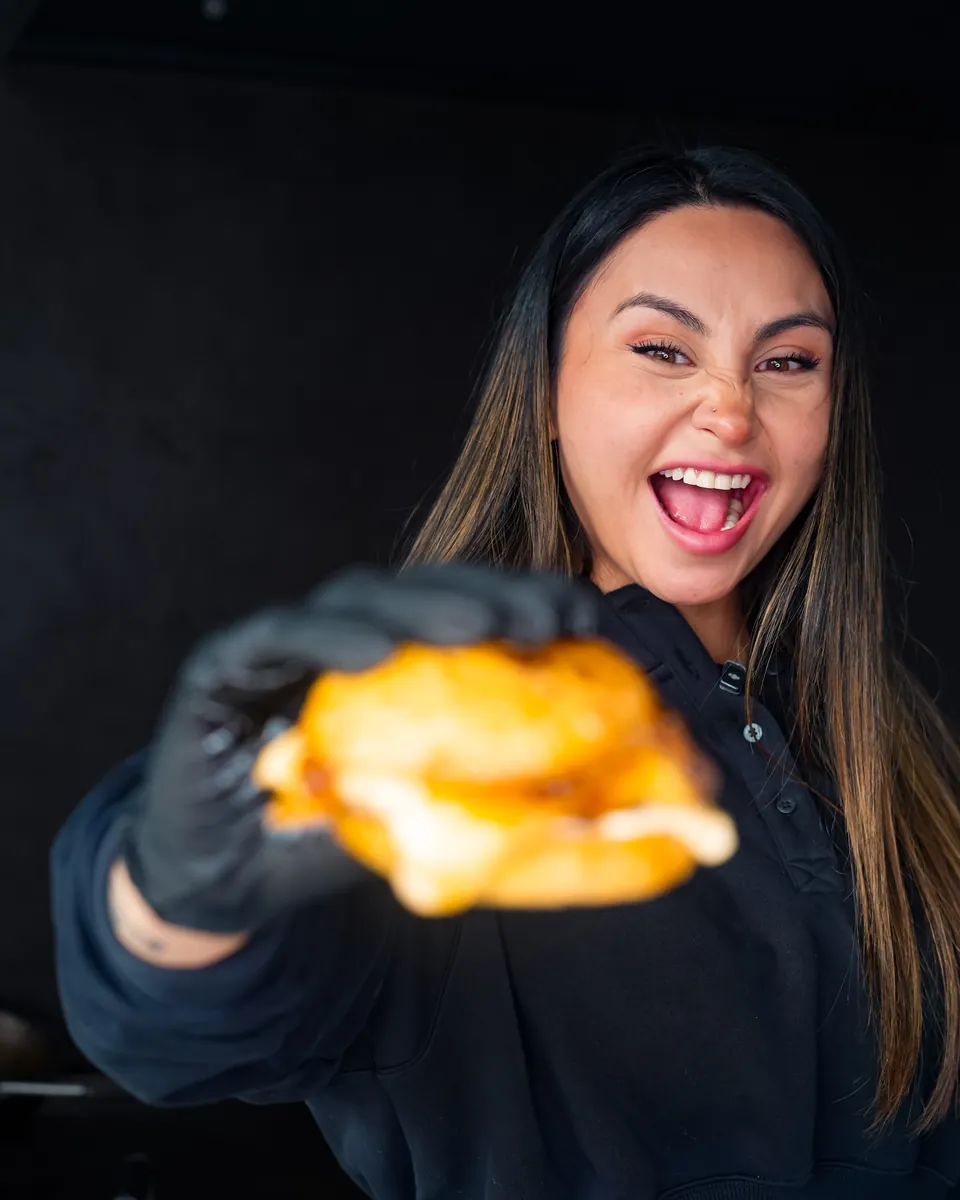 Risa con la burger en la mano
