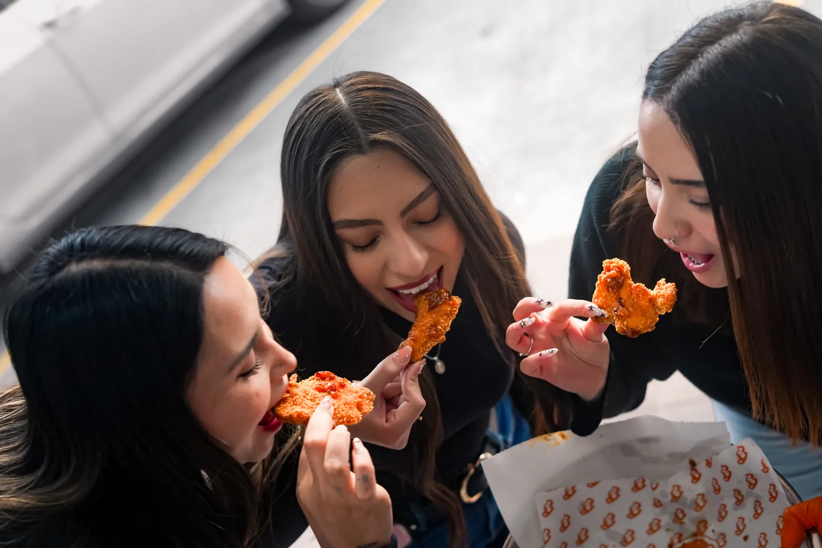 Amigas compartiendo tenders