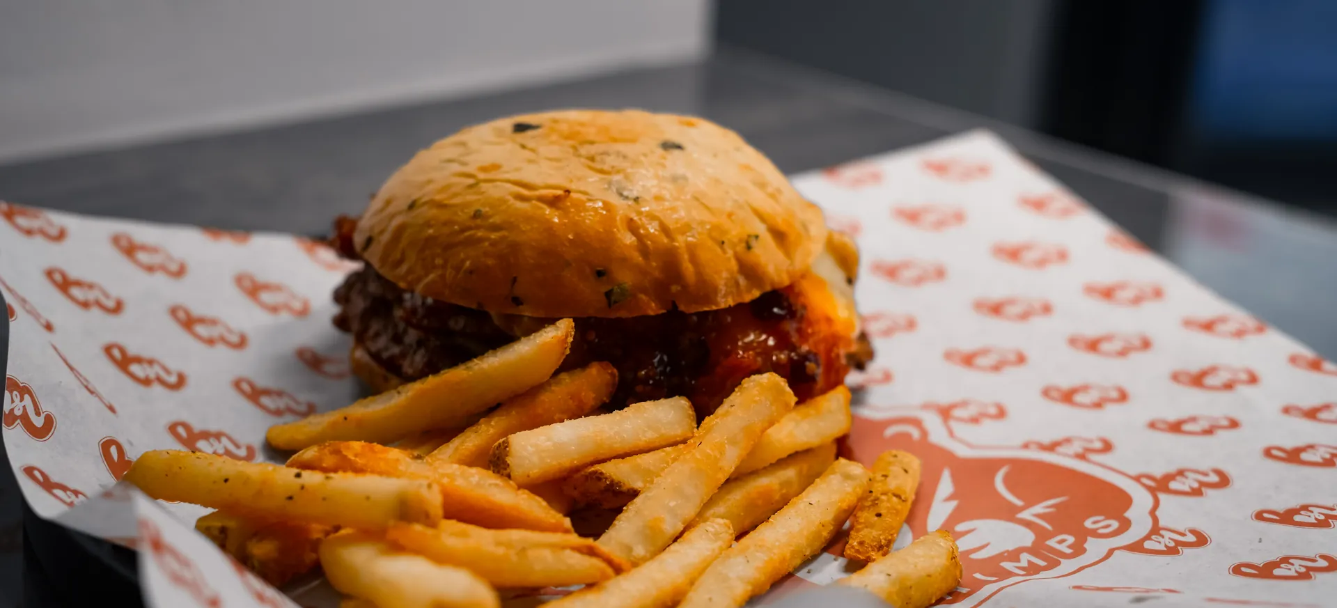 Tres burgers de Bear&Chimps sostenidas en guantes negros