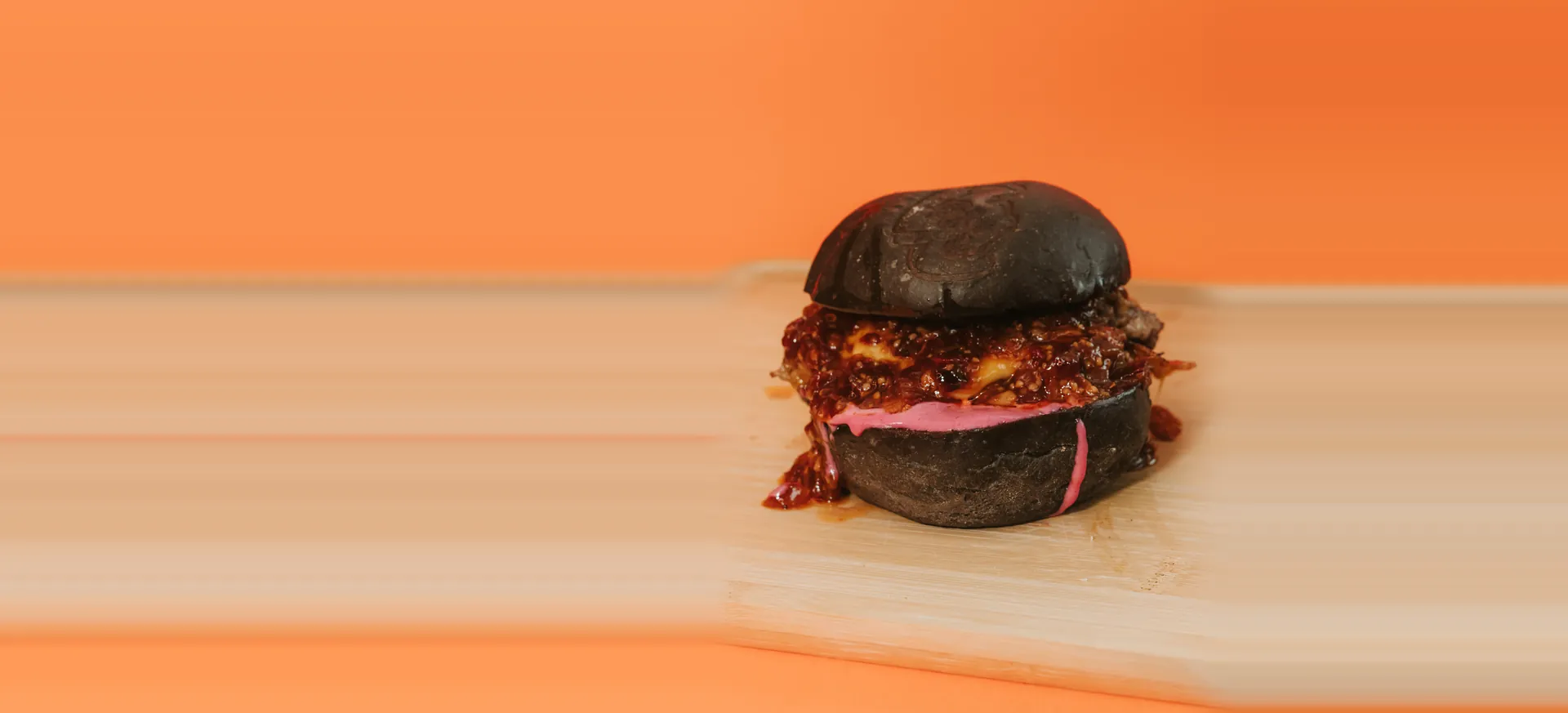 Double Octobear: pan de carbón, mayonesa Midnight Pink y doble costra de queso