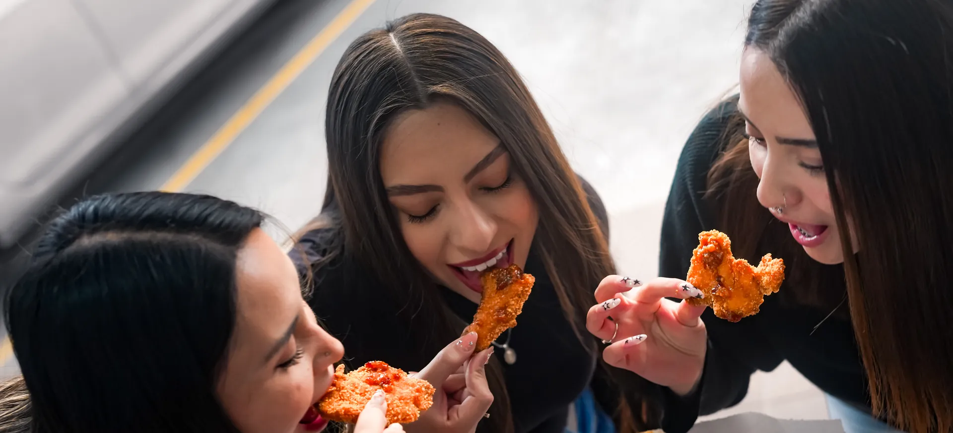 Amigas comiendo Chimp Tenders
