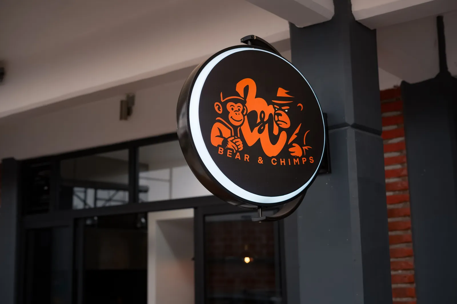 Letrero luminoso de Bear&Chimps en Calimaya