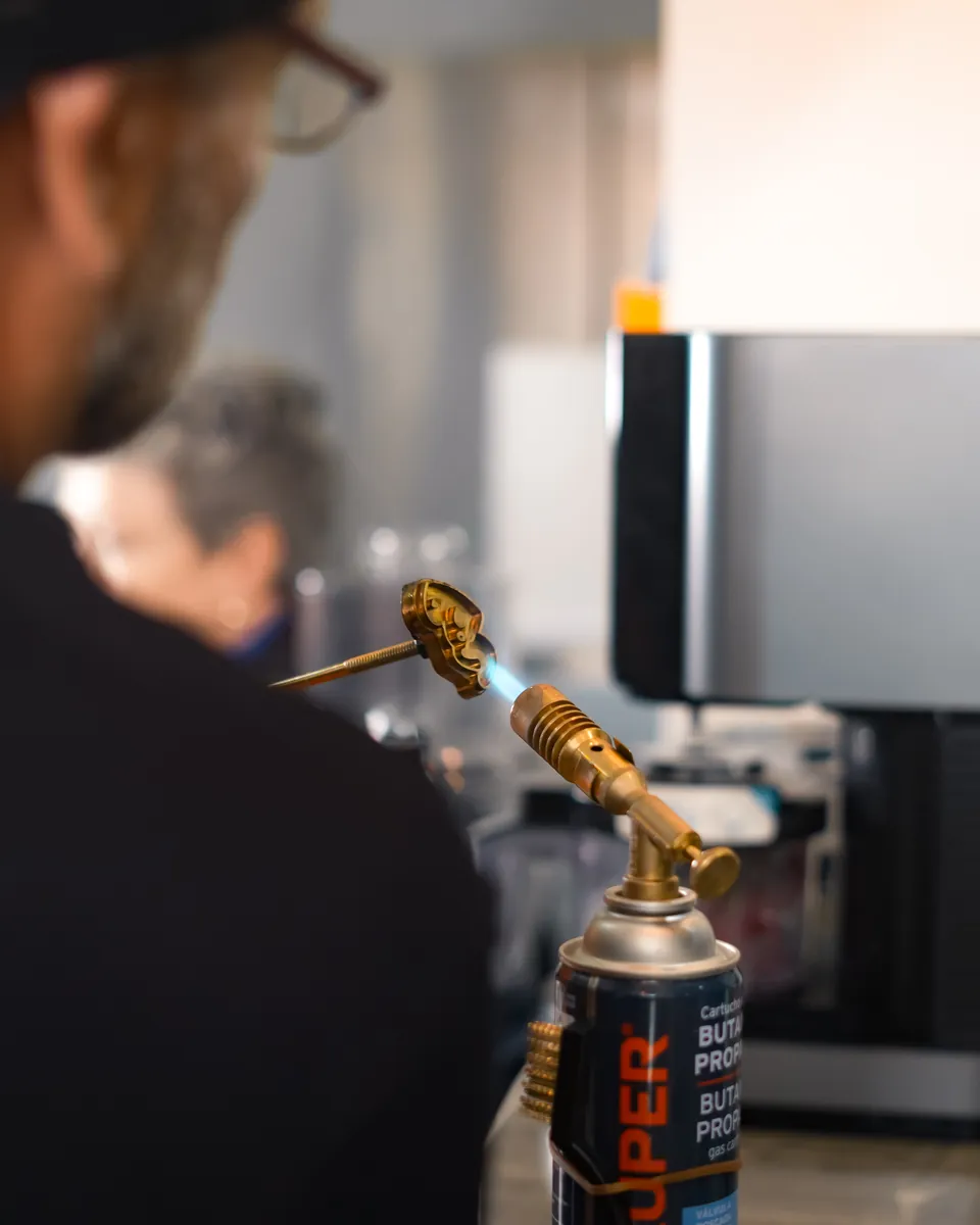 Calentando con soplete el fierro de la marca